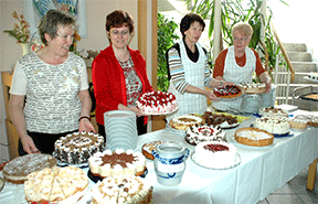 Der Erlös des Kuchenbuffets dient für die Seniorenarbeit